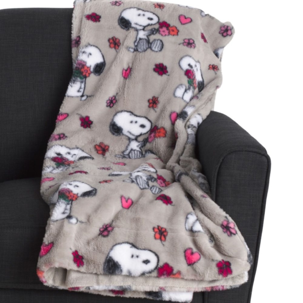 PEANUTS Oversized Faux Fur Snoopy Love Blooms Throw
